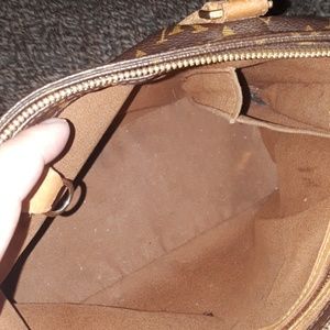 Authentic Louis Vuitton shoulder bag w/bag